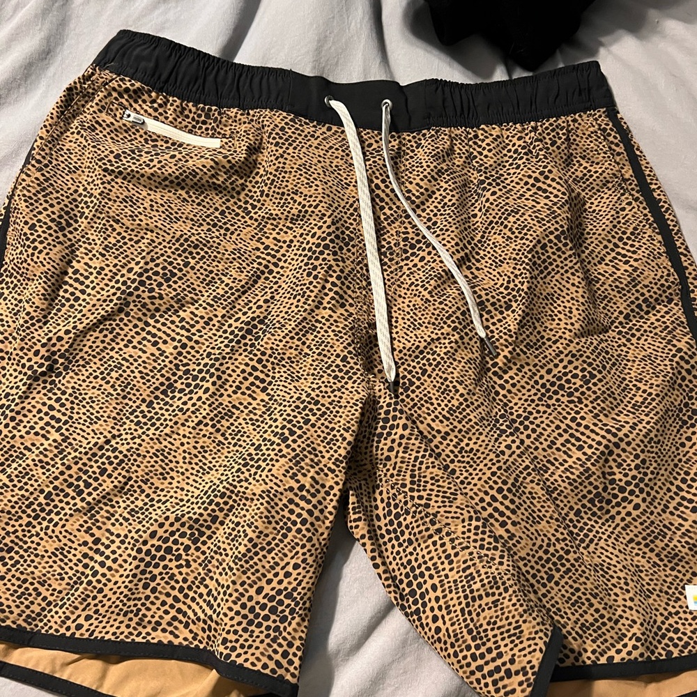 Vuori Men's Athletic Shorts in Tan and Black